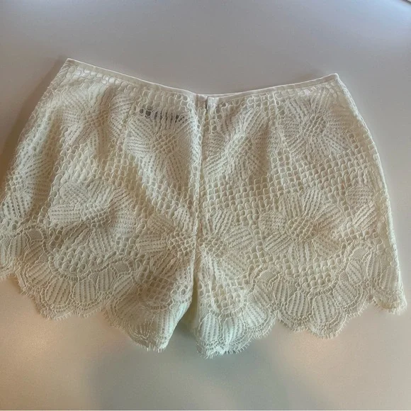Trina Turk NWOT Compay white lined scalloped lace shorts Size 10